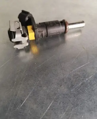 Mini Cooper Countryman R60 Fuel injector V7528176