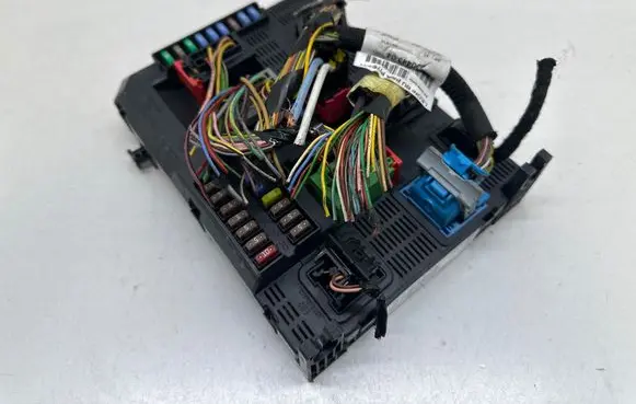 Peugeot 208 I Fuse module 9807532080