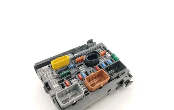 Peugeot 308 SW Fuse module 9666700480
