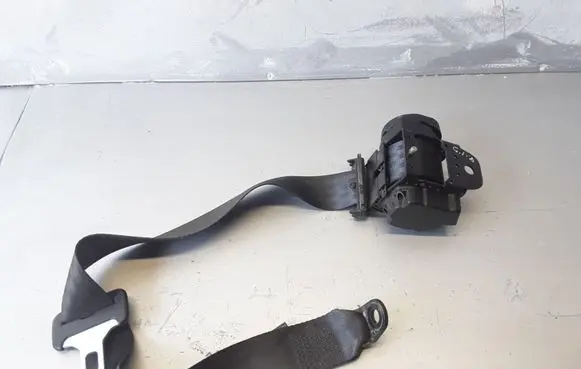 Middle seatbelt (rear)