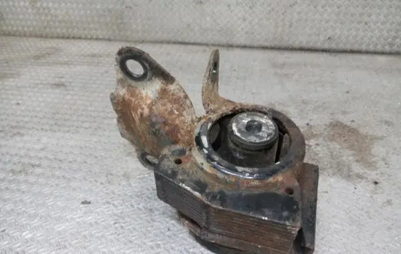 Mazda CX-7 Engine mount bracket