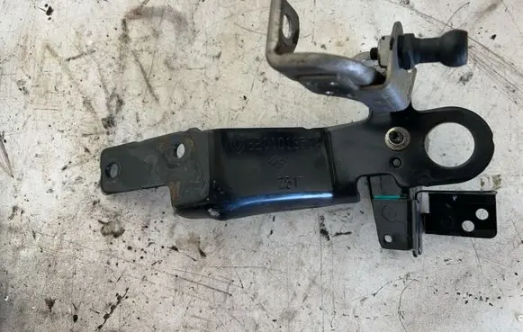 Mercedes-Benz A W176 Other engine bay part 8201013534