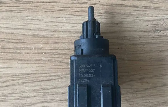 Audi A6 S6 C6 4F Brake pedal sensor switch 3B0945511A 19322007 12294