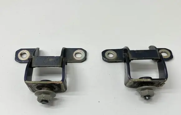 Nissan Pulsar Tailgate/trunk/boot hinge A104878