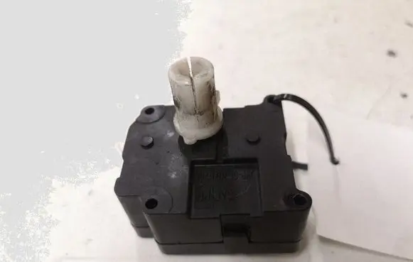 Audi A8 S8 D2 4D Air flap motor/actuator 4D0820511A 0637005001