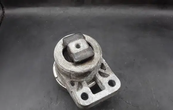 Ford Mondeo MK IV Engine mount bracket HL8020M10
