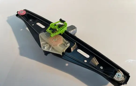 Rear door manual window regulator