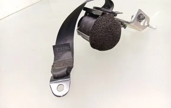 Toyota Avensis T270 Rear seatbelt 7336005170