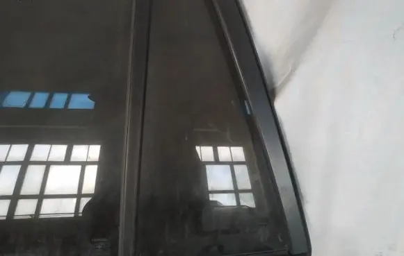 Rear vent window glass