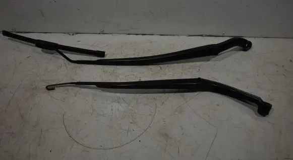 Toyota RAV 4 (XA50) Front wiper blade arm 7212766
