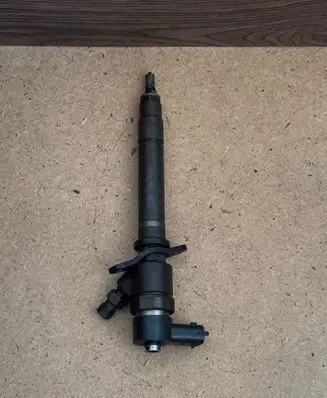 Volvo V70 Fuel injector 30777314
