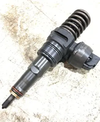 Volkswagen PASSAT B5.5 Fuel injector 038130073AK