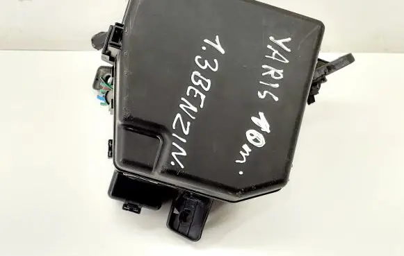 Toyota Yaris Fuse box set 8266252580