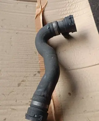 Coolant pipe/hose