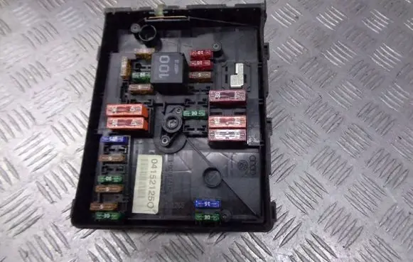 Volkswagen Golf V Fuse box cover 