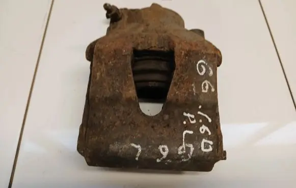 Volkswagen Golf VI Front brake caliper
