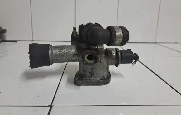 Volkswagen PASSAT B5.5 Thermostat housing 038121133A