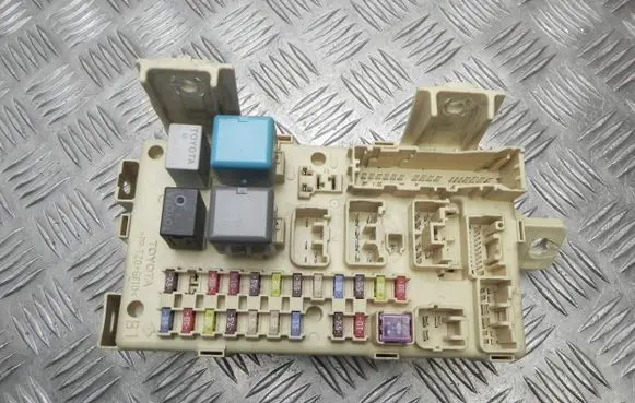 Toyota Avensis T250 Fuse box set 82641CA010 G4210