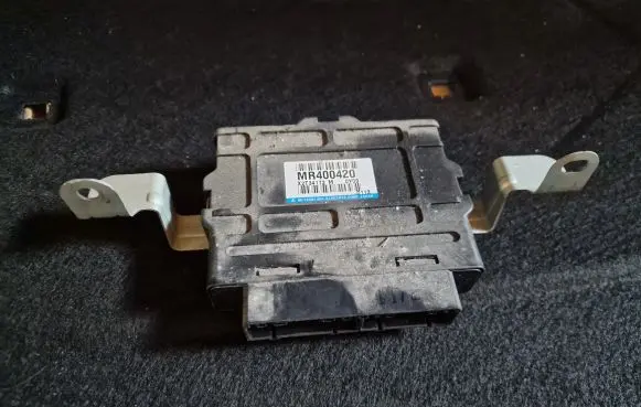 Mitsubishi Pajero Sport I ABS control unit/module MR400420