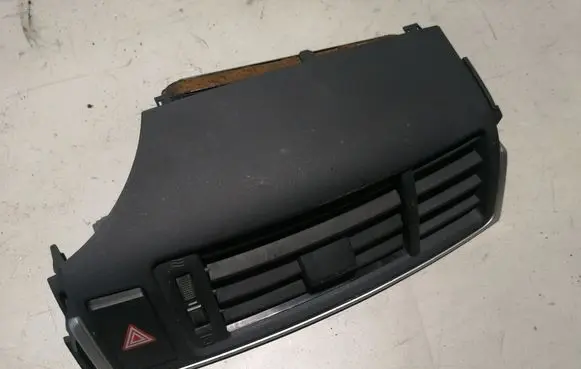 Toyota Verso Dash center air vent grill 556700F030