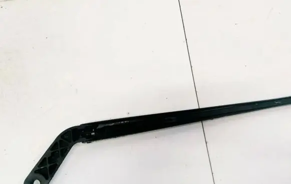Peugeot 206 Front wiper blade arm