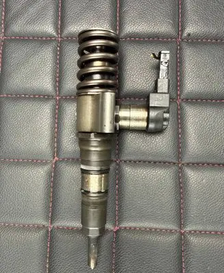 Volkswagen PASSAT B6 Fuel injector 03G130