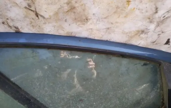 Opel Tigra A Front door vent window glass four-door 
