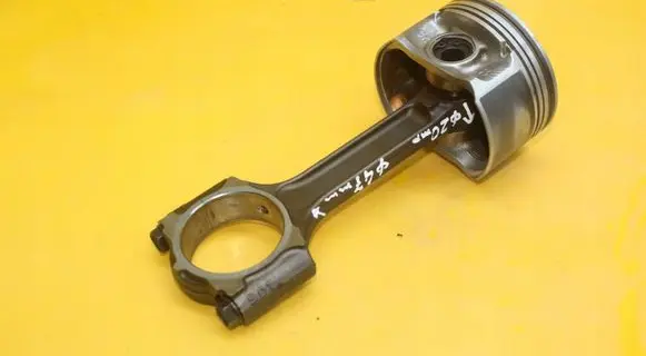 Nissan Qashqai Piston with connecting rod 471