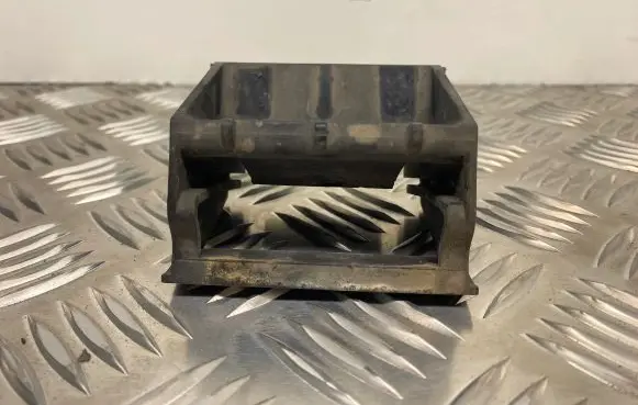 Radiator mount bracket