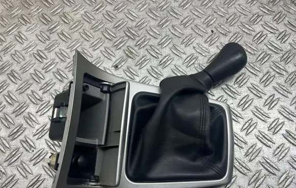 Subaru Forester SG Gear lever shifter trim leather/knob 2G43535