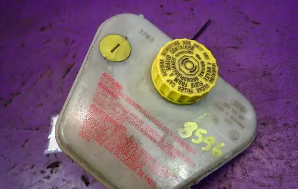 Brake fluid reservoir