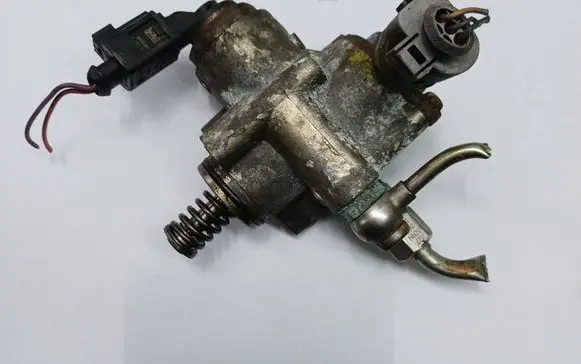 Audi A3 S3 8P Fuel injection high pressure pump 06F127025B