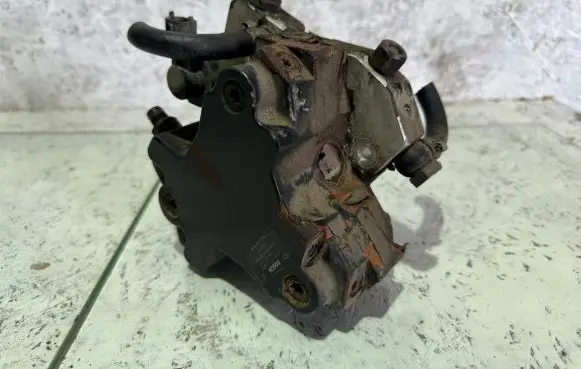 Volvo XC90 Fuel injection high pressure pump 8692521 0445010111 004117