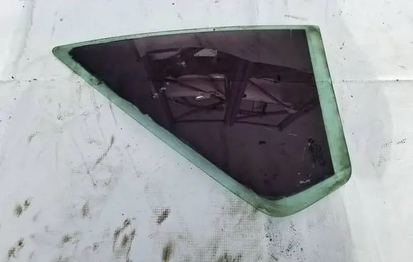 Renault Megane I Rear vent window glass DOT36AS2M127