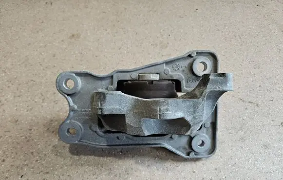 Volvo XC90 Engine mount bracket 31460883