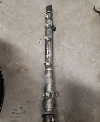 Mercedes-Benz E W211 Fuel main line pipe 0445214038 A6110700395