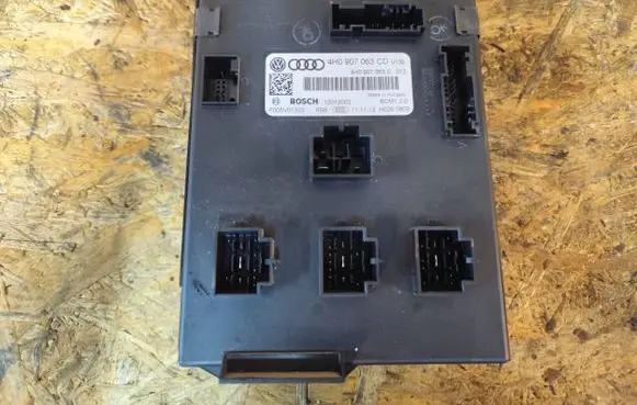 Volkswagen Touareg II Comfort/convenience module 4H0907063CD 15012002 F005V01323