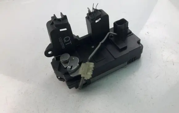 Opel Vectra C Coupe door lock (next to the handle) 13210760