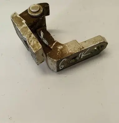 Volkswagen Touran I Rear door lower hinge