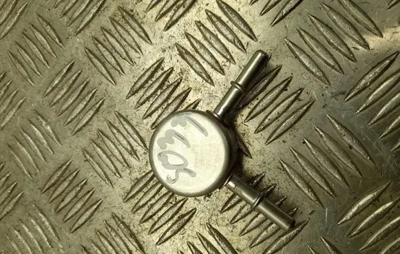Audi A8 S8 D4 4H Fuel pressure regulator 4H0201574