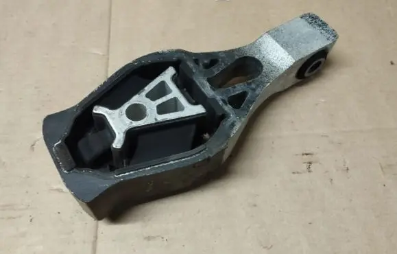 Engine mount bracket