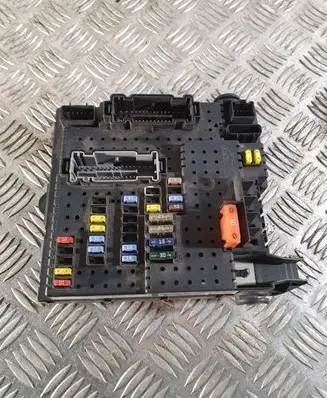 Volvo XC70 Fuse module 30728512 28017881