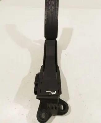 Mercedes-Benz ML W164 Accelerator throttle pedal A1643000104 200706 0296