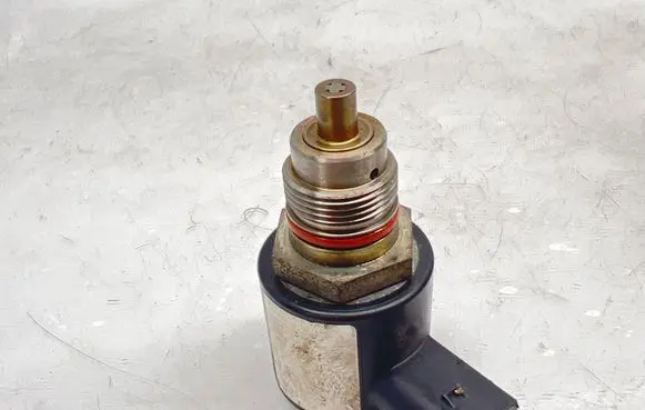 Mercedes-Benz C W204 Fuel pressure regulator 9307Z515A
