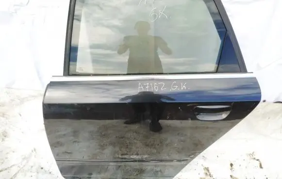 Audi A4 S4 B6 8E 8H Rear door juodos