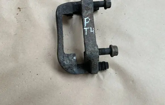 Volkswagen Transporter - Caravelle T4 Front Brake Caliper Pad/Carrier 