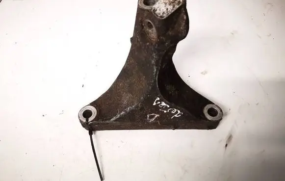 Subaru Outback Engine mounting bracket 