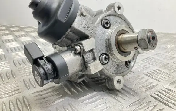 Skoda Octavia Mk3 (5E) Fuel injection high pressure pump 04L130755D