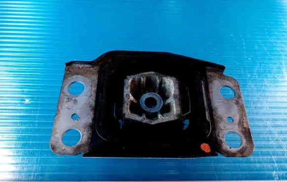Ford Mondeo MK IV Engine mount bracket 7G917M121BA