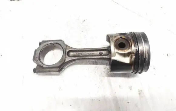 Hyundai Santa Fe Piston with connecting rod